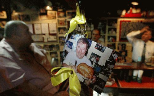 BANGKOK â€“ Een onbekende vriend van de Amerikaan Paul Johnson heeft een foto van de vermoorde ingenieur in zijn bar hangen. De helikoptermonteur werd vrijdag op gruwelijke wijze om het leven gebracht door terroristen in Saudi ArabiÃ«. Foto EPA