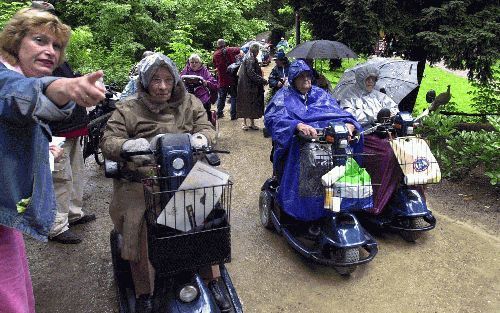 DEVENTER â€“ Tientallen mensen reden zaterdag met hun scootmobiel door het centrum van Deventer. De toertocht met de wagentjes werd georganiseerd door de Stichting Gehandicaptenraad Deventer. De raad wil in de toekomst gaan fungeren als een soort ANWB voo