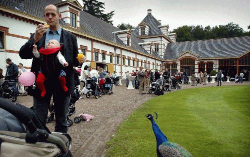 APELDOORN - Meer dan 275 baby’s bevolkten maandagmorgen Paleis Het Loo in Apeldoorn. De borelingen zagen net als prinses Catharina-Amalia op 7 december 2003 het levenslicht. Ouders en baby’s bezochten de tentoonstelling ”Oranje in de wieg”. Van de honderd