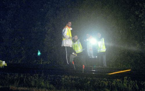 HOEVEN - Op de plaats in de gemeente Hoeven waar twee spoorwerkers om het leven zijn gekomen doet de technische recherche in de nacht van maandag op dinsdag onderzoek naar de toedracht. Op het traject Lage Zwaluwe-Roosendaal botste een personentrein op de