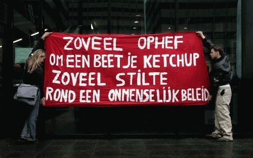 AMSTERDAM - Sympathisanten houden woensdag een spandoek op voor de rechtbank in Amsterdam. De actievoerders die minister Verdonk vorige week met ketchup te lijf gingen, moesten daar voorkomen. De twee zijn door de politierechter aangehouden tot 23 juli. F