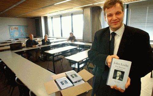 NIJMEGEN â€“ In Nijmegen werd gisteren een symposium over religieuze tolerantie gehouden. Aanleiding voor het symposium was een nieuwe Nederlandse vertaling van John Locke’s ”Brief over tolerantie”. Op de foto: dr. Inigo Bocken, die het werk vanuit het La