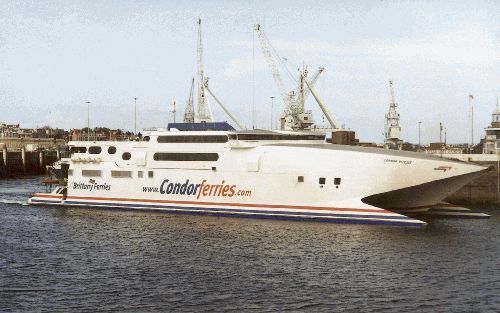 ST. PETER PORT (GUERNSEY) â€“ De Condor Vitesse verlaat de haven van St. Peter Port voor de oversteek richting Engeland. Vorig jaar vervoerde Condor Ferries 1 miljoen passagiers en 200.000 voertuigen over het Kanaal, waarvan eenderde via de haven van St.-