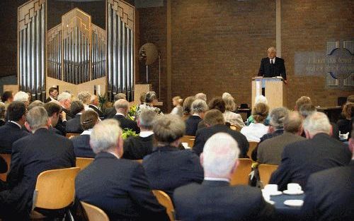 AMERSFOORT - In de aula van het Van Lodensteincollege in Amersfoort nam dinsdag L. M. P. Scholten afscheid als directeur van de Gereformeerde Bijbelstichting. De GBS voltooit na de zomer het restauratieproject van de Statenvertaling. Daaraan is 37 jaar ge