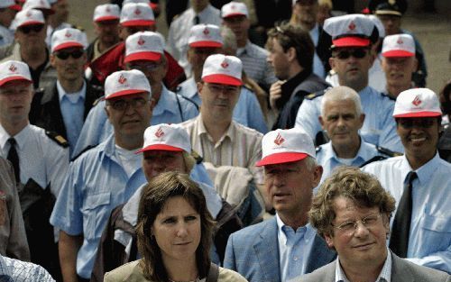 DEN HAAG - De voorzitter van de FNV, Lodewijk de Waal, luistert donderdag naar een spreker bij de aftrap van een actiereeks tegen het kabinetsbeleid door politiebonden NPB en ACP. De actievoerders demonstreerden donderdag, onder de naam cordon bleu tijden