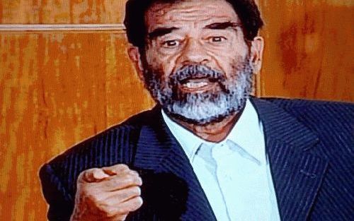 BAGDAD - Saddam Hussein donderdag tijdens zijn voorgeleiding. De voormalige Iraakse leider is voorgeleid aan de Iraakse rechter.