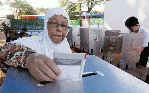 JAKARTA - Een vrouw uit IndonesiÃ« brengt maandag haar stem uit. Ongeveer 153 miljoen IndonesiÃ«rs kunnen maandag voor het eerst in de geschiedenis van hun land rechtstreeks een president kiezen. Foto EPA