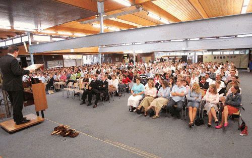 ROTTERDAM â€“ In het Wartburg College te Rotterdam werd zaterdag een SRB-avond gehouden rond het thema ”Wedergeboorte”. Ds. G. Clements, predikant van de gereformeerde gemeente te Gouda, zei daarover: „Het komt erop aan of je een nieuw hart hebt. Het is v