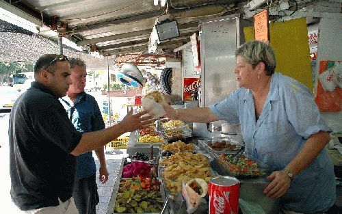 TIBERIAS - Een falafelstand in Tiberias. Hoewel de IsraÃ«lische keuken een mix van buitenlandse invloeden is, laat de falafel zich niet verdringen als nationale snack. - Foto Alfred Muller