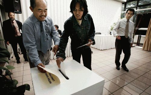 DEN HAAG - Een IndonesiÃ«r die in Nederland woont, stemt maandag in de ambassade van zijn land in Den Haag voor de presidentsverkiezingen. De uitslag van de vrije verkiezingen kan even op zich laten wachten, het tellen van de stemmen uit het land waar rui