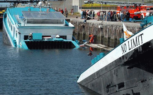 IJMUIDEN - Het binnenvaartschip No Limit is maandag rond het middaguur bij de Middensluis in IJmuiden door nog onbekende reden in twee stukken gebroken. Er vielen geen gewonden. Het ruim 100 meter lange schip bevat 2000 kubieke meter zand. De scheepvaart 