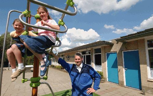 WOUDENBERG â€“ ConciÃ«rge Gerard Mulder bij De Wartburg in Woudenberg. „Ik kan me moeilijk meer voorstellen dat een basisschool kan draaien zonder conciÃ«rge.” Foto Erik Kottier