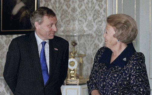 DEN HAAG â€“ Secretaris generaal van de NAVO Jaap de Hoop Scheffer bracht maandag een bezoek aan Nederland in zijn functie als topman van het Atlantisch bondgenootschap. Een ontmoeting met koningin Beatrix stond ook op het programma. Foto ANP