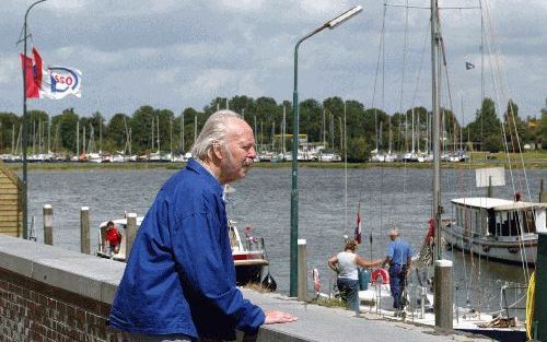 KAMPEN â€“ Waterboekenschrijver G. L. Berk: „Roeien tussen motorboten is als rijsttafelen op een brink van een uitgehongerde kampong: de mensen om je heen worden allemaal zenuwachtig.” Foto RD, Sjaak Verboom