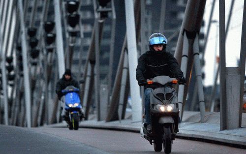 Rotterdam - Twee brommers sjezen over de Erasmusbrug in Rotterdam. Minister Peijs van Verkeer wil de minimumleeftijd voor het rijden op een brommer van 16 naar 17 jaar. Archieffoto ANP