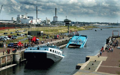 In IJmuiden is maandag een ruim 100 meter lang binnenvaartschip van 3500 ton in tweeÃ«n gebroken en gezonken. Foto FBF.NL