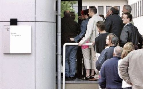 MAASTRICHT - Belangstellenden komen donderdag aan bij de rechtbank in Maastricht. Daar dient vandaag het proces tegen de 37-jarige oud-marinier Paul S. Hij wordt ervan verdacht dat hij in oktober in Kerkrade zijn 26-jarige ex-partner Daniela Vromen en dri