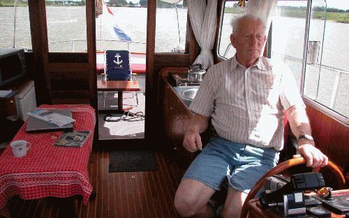 A/B CORNELIS â€“ Schipper Knulst: „Op het water groet iedereen elkaar. Op de weg niet. Daar zwaaien ze eerder met de vuist.” Foto RD