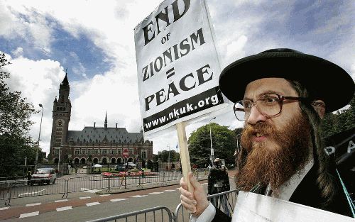 DEN HAAG â€“ Een tiental orthodoxe Joden demonstreerde vrijdagmiddag voor het Vredespaleis in Den Haag tegen de bouw van het omstreden IsraÃ«lische veiligheidshek. Het Internationaal Gerechtshof bepaalde vrijdagmiddag dat de constructie van de muur illega