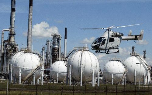 ROTTERDAM - Een helikopter vliegt boven de Maasvlakte. De inzet van de heli vormde een van de veiligheidsmaatregelen de afgelopen dagen tegen de dreiging van terreuraanslagen. - Foto ANP