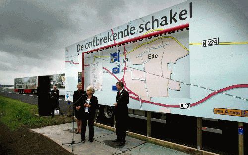 EDE - Minister Peijs van Verkeer en Waterstaat heeft maandagmorgen de complete snelweg A30 geopend door een vrachtwagen met een enorm puzzelstuk voor een opengewerkt bord te loodsen. De A30 vormt een nieuwe noord-zuidverbinding door het midden van het lan