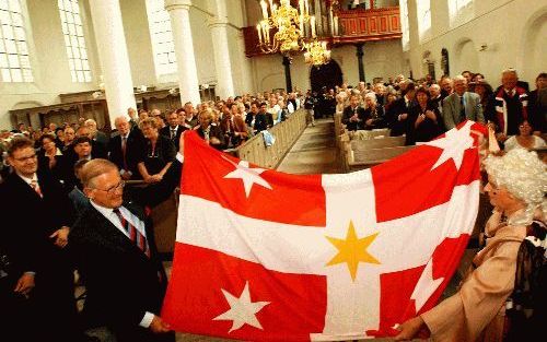 VOLLENHOVE â€“ In de Grote of St. Nicolaaskerk in Vollenhove kreeg mr. Pieter van Vollenhoven gisteren het ereburgerschap van de vroegere stadhouderlijke residentie. Foto Dick Vos