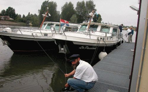 WAGENINGEN â€“ Havenmeester Van de Peppel: „Bezoekers zijn vaak in vakantiestemming. Nou ja, als het twee weken regent, wordt dat wel minder.” Foto RD