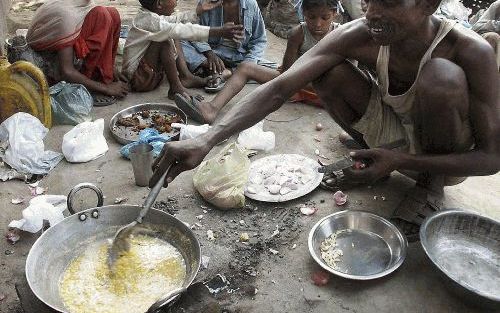 NEW DELHI â€“ In de vele krottenwijken bij steden als Bombay, New Delhi en Madras wordt lang niet zo gevarieerd gegeten als in de betere restaurants en hotels in India. - Foto EPA