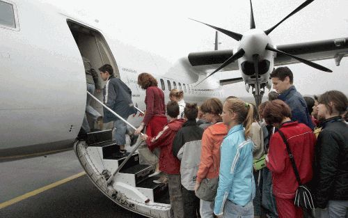 EINDHOVEN â€“ Brabantse schoolkinderen kregen donderdag een rondleiding over de luchthaven van Eindhoven. Hoogtepunt was een korte rondvlucht over hun woonplaats. Foto Bert Jansen