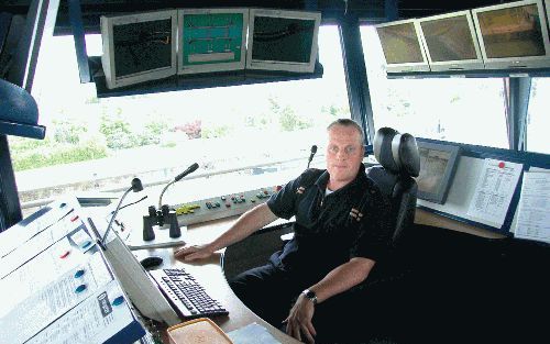 AMERONGEN â€“ Sluiswachter Adrie Buitjes op zijn werkplek bij de sluis in Amerongen. „Het gebeurt regelmatig dat vakantiegangers de touwen van hun boot vergeten los te maken. Daar hangen ze dan, schuin tegen de kade.” Foto RD