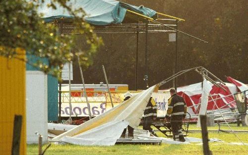 MAARLAND - Op het terrein van een schuttersfeest in het Limburgse Oost-Maarland is zaterdagmiddag een grote feesttent omgewaaid. Volgens de politie was het er een grote chaos. In de feesttent zaten ongeveer 750 mensen. Bij het knakken van de feesttent lie