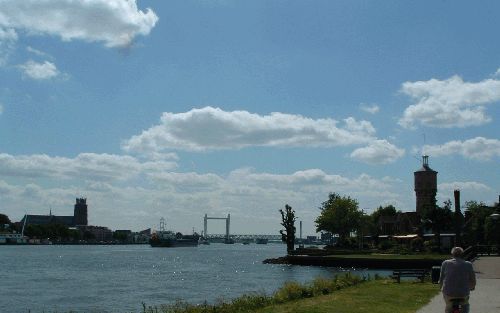 Waar nu een snelle watertaxi tussen Zwijndrecht (rechts) en Dordecht pendelt, kon je in het verre verleden waarschijnlijk zo naar de overkant lopen. Foto RD