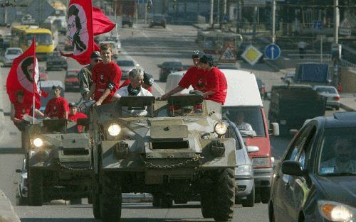 KIEV - Een ultranationalistische OekraÃ¯ense politicus is maandag met een gepantserd voertuig het centrum van de hoofdstad Kiev binnengereden om er zich te kandideren voor het presidentschap. Foto Epa