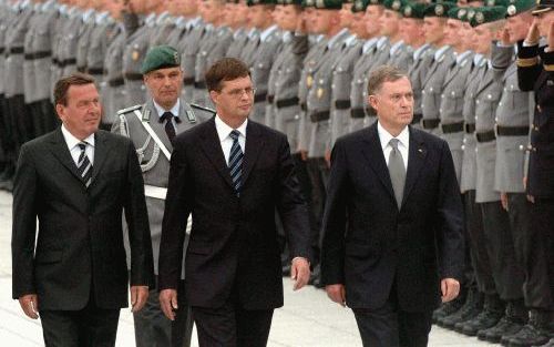 BERLIJN - De Duitse bondskanselier SchrÃ¶der, minister-president Balkenende en de Duitse president KÃ¶hler inspecteerden dinsdag de erewacht bij het Duitse ministerie van Defensie in Berlijn. De ceremonie was onderdeel van een herdenking van de mislukte m