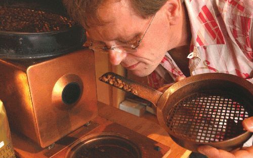 BAARN â€“ Barend Boot van KoffieWinkel en Branderij The Golden Coffee Box in Baarn roostert dagelijks koffiebonen. „In de winkel draaien de Coffee Boxen de hele dag door, maar dat gaat om kleine hoeveelheden. In Lage Vuursche en Zwolle kan ik 10 tot 15 ki