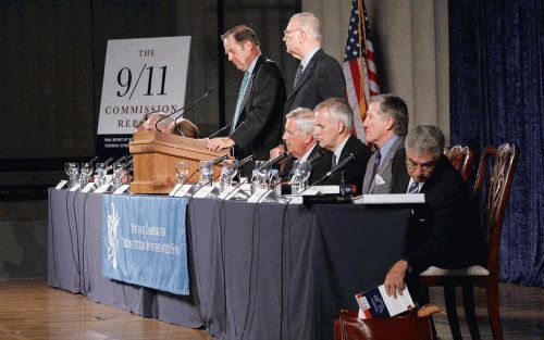 WASHINGTON â€“ De voorzitter van de commissie die de aanslagen van 11 september 2001 onderzoekt, Thomas H. Kean (staande links), geeft de bevindingen van de speciale onderzoekscommissie weer. De commissie gaf donderdag een persconferentie in Washington. F