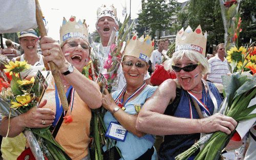 NIJMEGEN: Wandelaars zijn blij dat ze vrijdag de eindstreep hebben bereikt bij de intocht van de 88e editie van de Nijmeegse Vierdaagse over de Via Gladiola. ANP FOTO