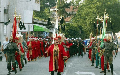 MOSTAR â€“ Onder andere met een militaire parade werd gisteren de heropening van de brug Stari Most in de Bosnische stad Mostar luister bijgezet. Foto EPA