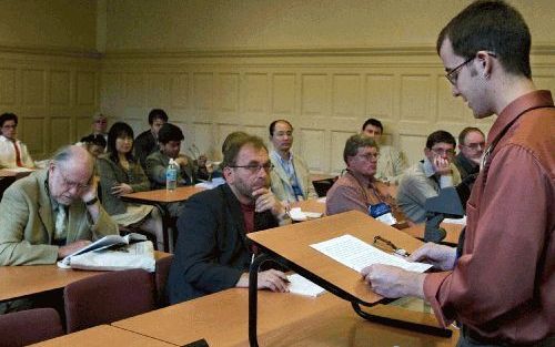 GRONINGEN â€“ In Groningen loopt tot en met woensdag de ”International Meeting van de Society of Biblical Literature”. Tal van sprekers, afkomstig uit vier werelddelen (de foto toont Jeremiah Cataldo), belichten hier de huidige stand van zaken en nieuwe v