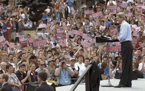 PHILADELPHIA - De Democratische conventie in Boston moest het dinsdag even zonder presidentskandidaat John Kerry stellen: Teresa Heinz Kerry nam, samen met anderen, de honneurs waar. John Kerry bezocht de Freedom Trail in Philadelphia en deed ook nog even