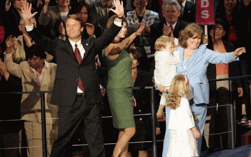 BOSTON - John Edwards zwaait naar het publiek na zijn toespraak op de convententie van de Democraten in Boston. Foto EPA