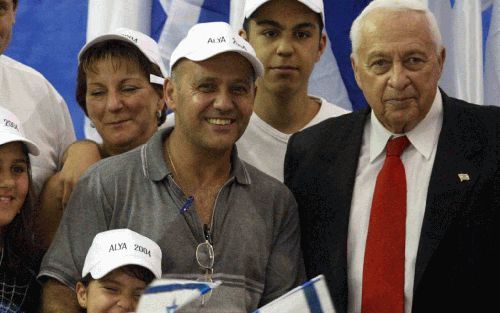 TEL AVIV â€“ De IsraÃ«lische premier Sharon (r.) verwelkomde woensdag op de luchthaven van Tel Aviv een groep van 200 Joodse immigranten uit Frankrijk. Foto EPA