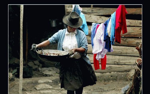 HUAYLLAY â€“ Een indiaanse vrouw in het hooggelegen Andes dorp Huayllay heeft net het eten klaargemaakt: varkensvlees met aardappels. Foto RD, Sjaak Verboom