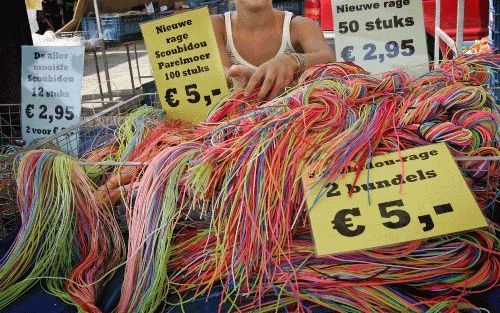 DELFT â€“ Scoubidou-touwtjes op de markt in Delft. Volgens deskundigen zijn de populaire knooptouwtjes onschadelijk. Het speelgoed kan dus gewoon worden verkocht. Desondanks namen diverse winkels het donderdag uit voorzorg uit de handel. - Foto ANP