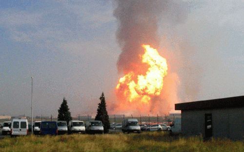 GELLINGEN - Ooggetuigen vertellen dat ze een vlammenzee van wel 100 meter hoog hebben gezien. Foto ANP