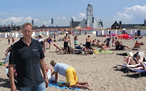 KATWIJK AAN ZEE â€“ Hennie Schaap voor ”Het Strand”, een van zijn twee strandpaviljoens aan de Katwijkse kust. Op de achtergrond de voor deze badplaats karakteristieke strandcabines. Foto RD