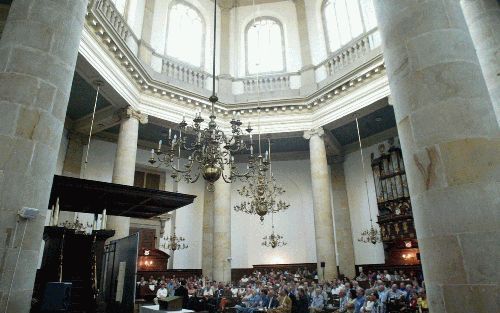 LEIDEN â€“ Wetenschappers luisterden maandag naar een plenaire lezing in de historische Marekerk in Leiden. Deze week buigen zo’n 400 wetenschappers uit de hele wereld zich in Leiden over het onderzoek met betrekking tot het Oude Testament. Foto RD, Anton