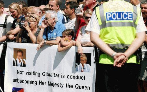 GIBRALTAR â€“ Inwoners van Gibraltar staan achter dranghekken toe te kijken bij het bezoek van minister Hoon van Engeland aan de Rots, in verband met het 300 jarig bestaan van de Britse kolonie. Foto EPA