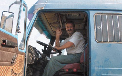 FALLUJAH - Mohammed Khleifat een van de vier Jordaanse gijzelaar kan weer lachen na zijn vrijlating woensdag. Foto ANP