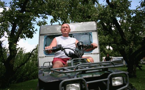 MEERKERK â€“ De Meerkerkse boer en campingbeheerder Van den Berg plaatst met zijn quad de caravan van de familie Brunel uit Purmerend op het kampeerterrein. Foto RD